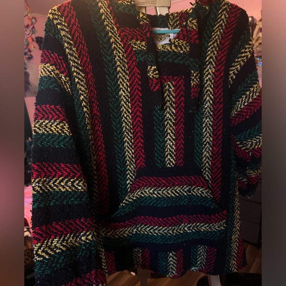 Drug rug hoodie.Very thick material, chunky hoodie strings, and hood